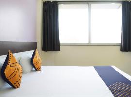 SPOT ON 67526 Vaibhavi Executive Lodging，位于Bhor的酒店