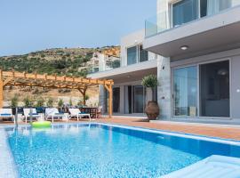 Kavousi Villa Sleeps 12 with Pool Air Con and WiFi，位于Kavoúsion的酒店