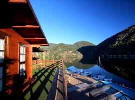 Douro Yacht Charter & Bungalows，位于圣若昂达佩什凯拉的船屋