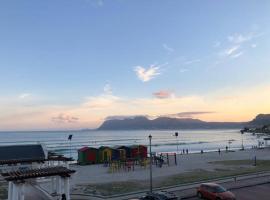 At the Beach - Muizenberg，位于开普敦SAPS博物馆附近的酒店