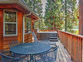 Shaver Lake Cabin with Hot Tub, Deck and Trail Access!，位于谢弗湖的酒店
