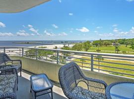 Beachside Biloxi Club Condo Balcony with Ocean View，位于比洛克西密西西比海岸竞技场和会议中心附近的酒店