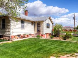 Charming Tropic Home by a Farm Near Bryce Canyon!，位于特罗皮克的酒店