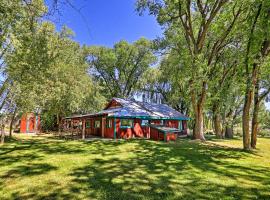 Quiet Durango Farmhouse with Beautiful Yard and Gazebo，位于杜兰戈的度假短租房