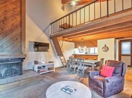 Truckee Condo with Grill and Northstar Resort Shuttle，位于特拉基Comstock Express附近的酒店
