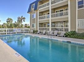 Isle of Palms Condo with Pool Access Walk to Beach!，位于棕榈岛的酒店