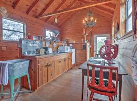 Ark Bunkhouse Fredericksburg Hideaway with Hot Tub，位于弗雷德里克斯堡Torre di Pietra附近的酒店