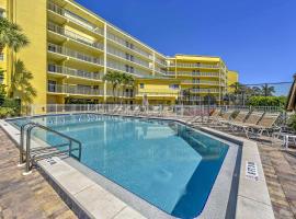 Marco Island Condo with Patio Steps to Beach Access，位于马可岛的公寓