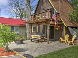 Lakeview A-Frame Steps to Marina and Old Field Beach，位于Lakeview的酒店