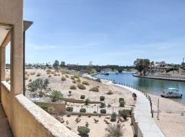 Waterfront Lake Havasu Condo with BBQ and Pool Access!，位于哈瓦苏湖城的酒店