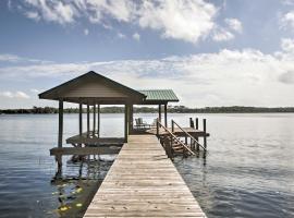 Lake Broward Cabin with Private Boat Launch and Dock!，位于Satsuma的酒店