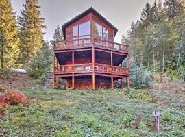 Grizzly Tower Packwood Cabin with Forest Views!，位于帕克伍德的酒店