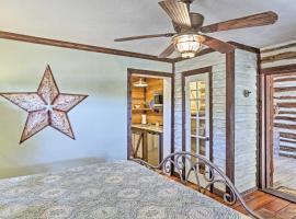 Gruene Cabin - Pet Friendly New Braunfels Studio，位于新布朗费尔斯的度假短租房