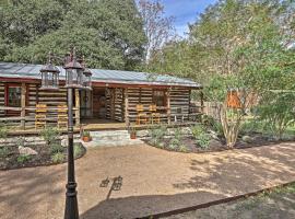 Custom Texas Cabin Studio - 5 Min to Gruene Hall，位于新布朗费尔斯的酒店