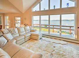 Luxurious Oceanfront Flanders Bay Home with Kayaks!，位于Sullivan的酒店