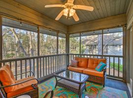 Resort Condo with Porch 1 Mi to North Myrtle Beach!，位于北默特尔海滩的酒店