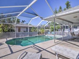 Breezy Marco Island Home with Pool - Walk to Beach!，位于马可岛的酒店