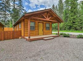 Hungry Horse Cabin 11 Mi to Glacier National Park，位于Hungry Horse的酒店