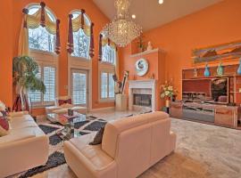 Stunning Duluth Family House with Fireplace and Patio!，位于德卢斯的酒店