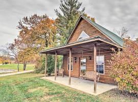 Cozy Columbia Cabin with Shared Lake Dock!，位于哥伦比亚的酒店