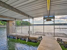 Lakefront Greers Ferry Cabin with Covered Boat Slip!，位于Fairfield Bay的带停车场的酒店