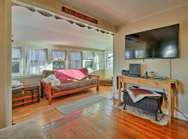 Steps to Cape Cod Canal Pet-Friendly Home，位于Buzzards Bay的酒店