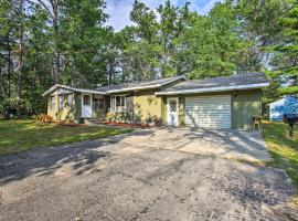 Higgins Lake Getaway with Fire Pit, Walk to Beach!，位于Roscommon的酒店