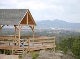 Utopia Family Home with Mountain Viewing Deck!，位于Utopia的酒店
