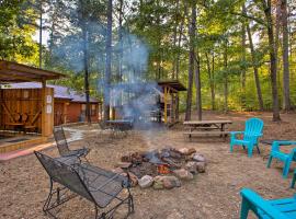 3 Mi to Broken Bow Lake: Cabin w/ Hot Tub & Deck!，位于斯蒂芬斯穴窟的酒店