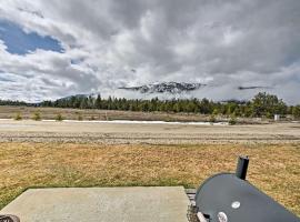 Prime Snowy Retreat Mins to Tamarack and McCall!，位于唐纳利的酒店