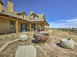 Charming Mountain Estate with Views and Fire Pit!，位于Cerrillos的酒店