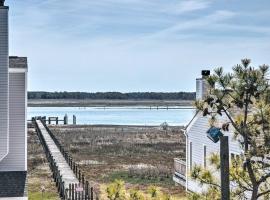 Chincoteague Townhome with Pony Views from Deck!，位于钦科蒂格的度假屋