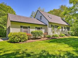 Charming Owls Head Retreat 2 Mi to Rockland Coast，位于诺克斯县地区机场 - RKD附近的酒店
