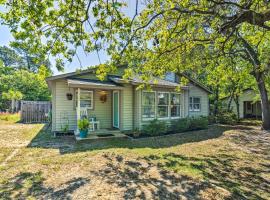 Oak Island Home with Fenced Yard, Walk to Long Beach，位于橡树岛的酒店