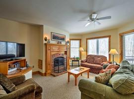 Inviting Ski-in/Ski-out Condo at Jay Peak Resort!，位于Jay的酒店