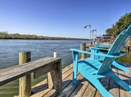 Rio Hondo Studio with Fishing Dock on Arroyo River!，位于Rio Hondo的酒店