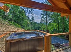 Bryson City Studio with Hot Tub - Near Nantahala!，位于布赖森城的公寓