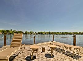 Island Cottage on Evans Lake Boat Rental Required，位于Tipton的酒店