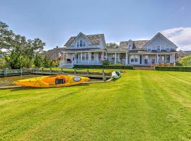 Historic Manteo House on Roanoke Sound with Dock!，位于曼蒂奥的酒店