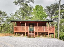 Log Cabin Studio in Sevierville with Deck and Hot Tub!，位于赛维尔维尔的公寓