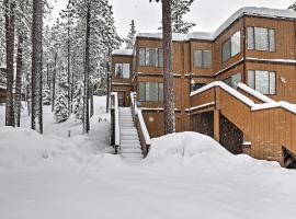 Lake Tahoe Mountain Condo Less Than 2 Mi to Nevada Beach!，位于西风湾的酒店