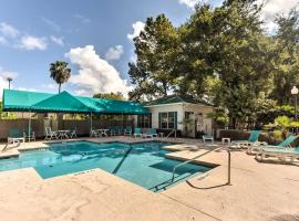 Chic St Simons Townhome with Patio and Pool Access!，位于Island Retreat的带停车场的酒店