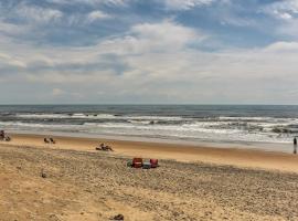 Outer Banks Island Cottage - 1 Mi to Frisco Beach!，位于Frisco的酒店