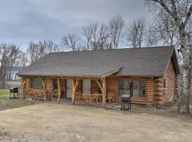 Cabin Near River - Treehouse Masters Stayed Here!，位于Ferryville的度假屋