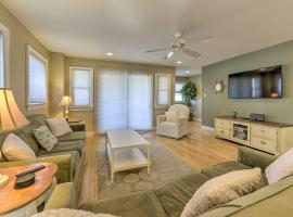 Wildwood Townhome with Patio 1 Block To The Beach!，位于怀尔德伍德的酒店