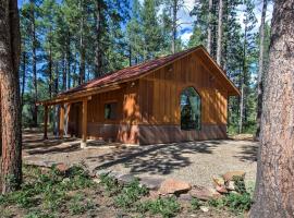 Mancos Cabin Rental on 80 Acres with Mountain View!，位于Dolores的酒店