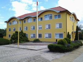 莱尔商务酒店，位于Gönyů的公寓式酒店