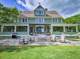 Spacious Kennebunkport Home with View, 2 Mi to Beach，位于肯尼邦克港的酒店