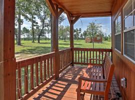 Plantersville Cabin on 50 Acres with Pond and Fire Pit，位于马格诺利亚的度假短租房