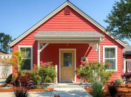 Serene Bungalow-Style Home in Point Reyes Station!，位于岬站阿拉梅尔瀑布附近的酒店